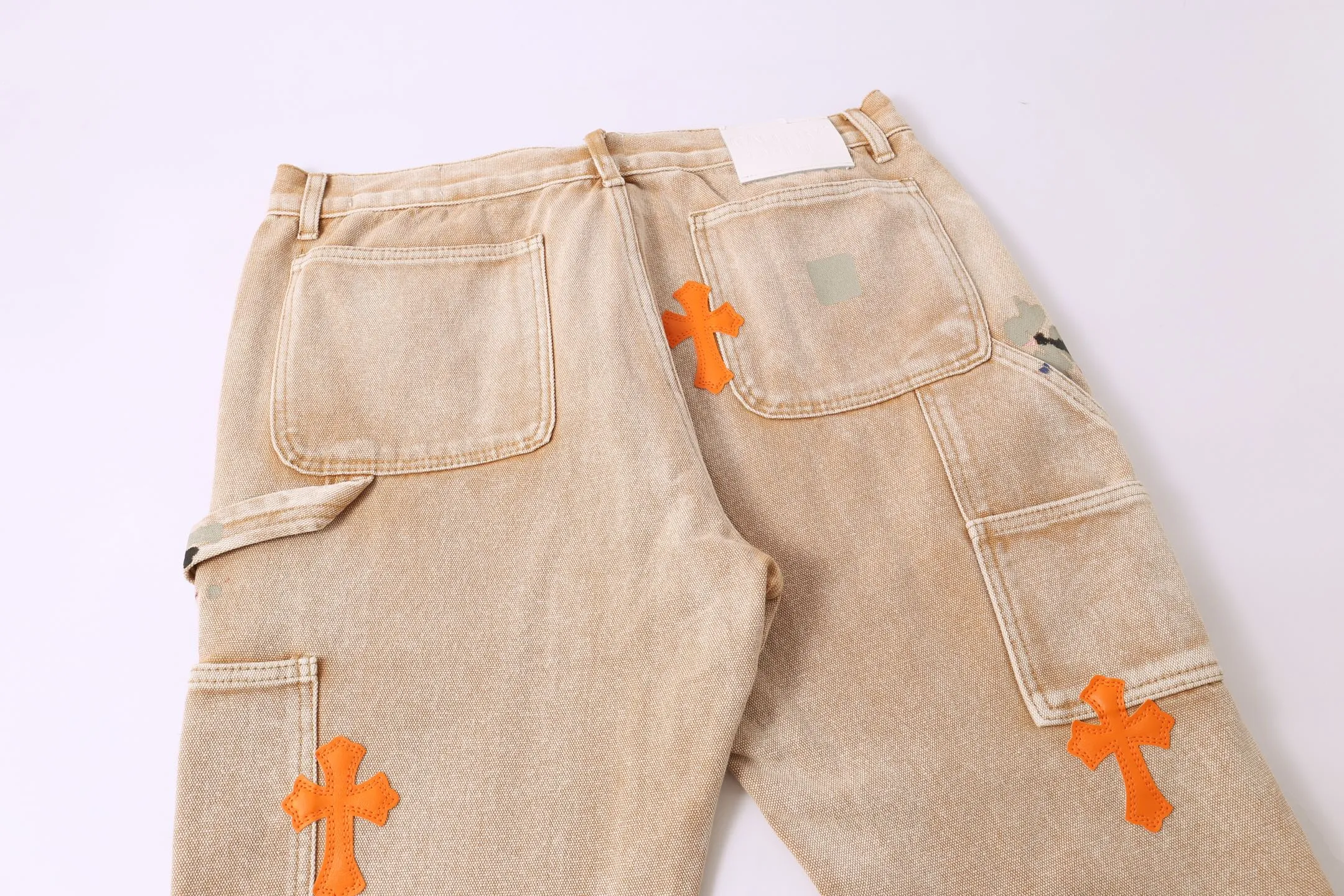 P250 Style No.: H888 GALLERY DEPT. & 𝐂𝐡𝐫𝐨𝐦𝐞 𝐇𝐞𝐚𝐫𝐭 Croxin co-branded ss25 wood splash ink hand-painted stitching multi-pocket bootcut jeans. Styles with different washed textures are very friendly to people with thin legs. The bootcut style perfectly modifies the leg shape. The timeless and moderate length makes it easy to match and match. It is the basis for various styles and is a must-have in your wardrobe! The fabric is stiff but also makes the upper body soft without losing texture. The washing process is even more perfect. It is a must-have item for everyone! ! ! Washed wheat, tag, pants label, three labels complete Color: Khaki Size: 28-30-32-34-36